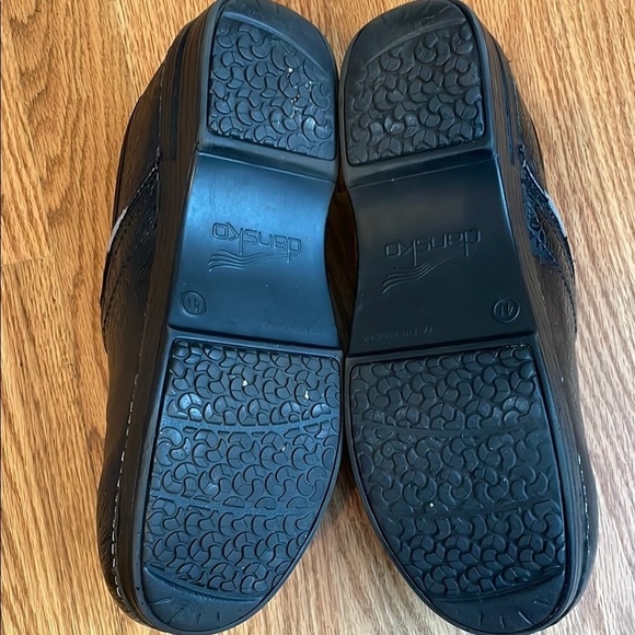 Dansko XP 2.0 Black Floral Tooled Leather Clogs Size 41 or 10.5 Women GUC - Picture 4 of 7